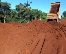 máquinas na obra de concretagem na duplicação em Guarapuava