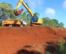 máquinas na obra de concretagem na duplicação em Guarapuava