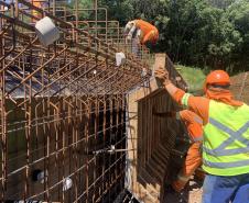 Pessoas trabalhando na obra de concretagem na duplicação em Guarapuava