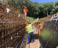 Pessoas trabalhando na obra de concretagem na duplicação em Guarapuava