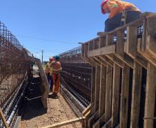 Pessoas trabalhando na obra de concretagem na duplicação em Guarapuava