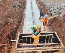 Pessoas trabalhando na obra de concretagem na duplicação em Guarapuava