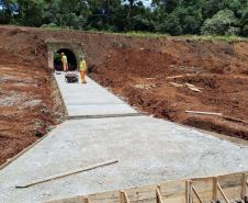 Pessoas trabalhando na obra de concretagem na duplicação em Guarapuava