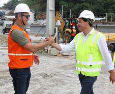 O secretário de Estado da Infraestrutura e Logística, Sandro Alex, visitando a obra da ponte