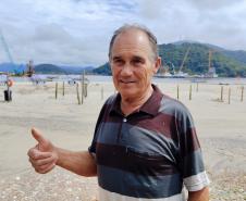 José Bento Pereira reside há 50 anos no bairro Caieiras, em Guaratuba, e vê a obra da ponte de Guaratuba como a realização de um sonho