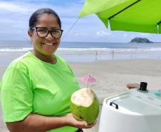 Helena Maria Serafim trabalha há 4 anos como ambulante na praia central de Guaratuba e espera aumento nas vendas com maior visitação de turistas