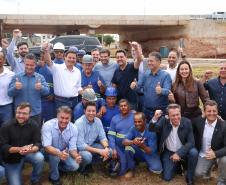 pessoas comemorando o viaduto puc