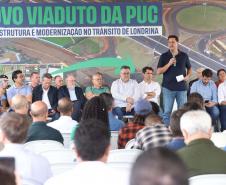 pessoas comemorando o viaduto puc