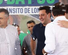 pessoas comemorando o viaduto puc