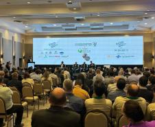 pessoas assintindo a pessoa discursando