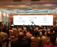 pessoas assintindo a pessoa discursando