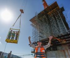 o governador e secretario de infraestrutura na obra