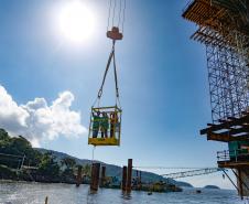 o governador e secretario de infraestrutura na obra