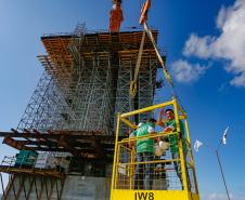 o governador e secretario de infraestrutura na obra