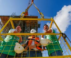 o governador e secretario de infraestrutura na obra