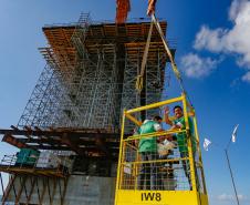 o governador e secretario de infraestrutura na obra