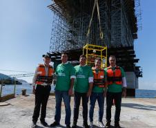 homens posando para a foto na obra