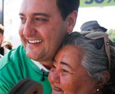 governador posa para foto abraçado com mulher