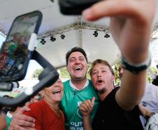 governador posa para foto com pessoas