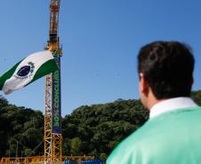 homem observando a bandeira do paraná
