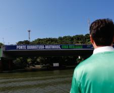 homem de costas olhando a obra