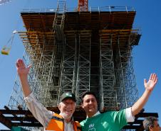 homens posando para a foto na obra