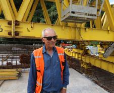 trabalhador da obra da ponte