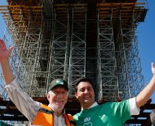 homens posando para a foto na obra
