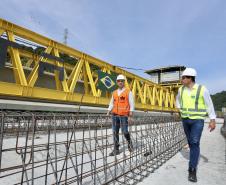 Secretario de Infraestrutura, Sandro Alex, nas obras da Ponte de Guaratuba