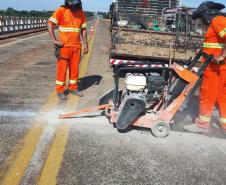 Obras na ponte entre Sertaneja e o município paulista de Assis