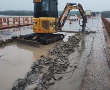 Obras na ponte entre Sertaneja e o município paulista de Assis