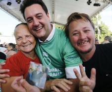 Governador, Ratinho Júnior, posa para foto abraçado a uma mulher