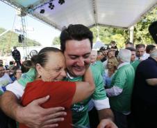 Governador, Ratinho Júnior, abraçado a uma mulher