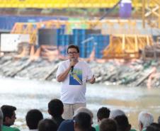homem falando no palco