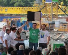 O governador eoutras pessoas segurado a placa da obra