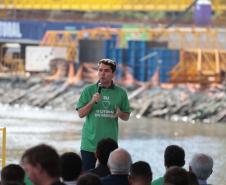 homem falando em cima do palco