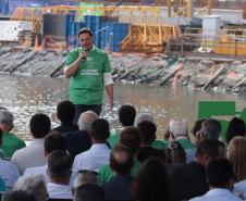 Secretario de Infraestrutura, Sandro Alex, falando em cima do palco