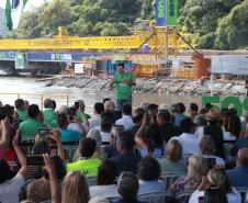 Governado, Ratinho Júnior, falando em cima do palco