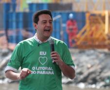 Governado, Ratinho Júnior, falando em cima do palco