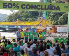 Governado, Ratinho Júnior, falando em cima do palco