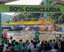 Governador, Ratinho Júnior, falando em cima do palco
