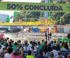 Padre Reginaldo Manzotti falando em cima do palco