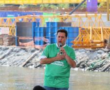 Governado, Ratinho Júnior, falando em cima do palco