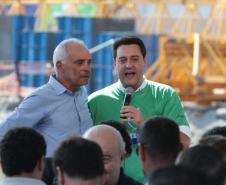 Governado, Ratinho Júnior, falando em cima do palco