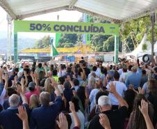 pessoas rezando junto com o Padre Reginaldo Manzotti