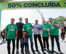 homens posando para foto