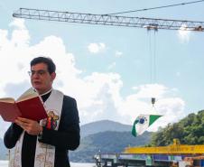Padre Reginaldo Manzotti lendo a bíblia