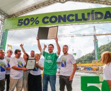 O governador eoutras pessoas segurado a placa da obra