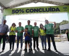 pessoas posando para foto