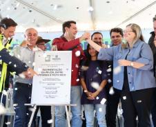 autoridades comemorando a entrega pavimentação da PR-239